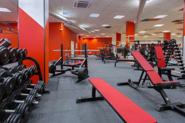 Modern spor salonunda aletleri