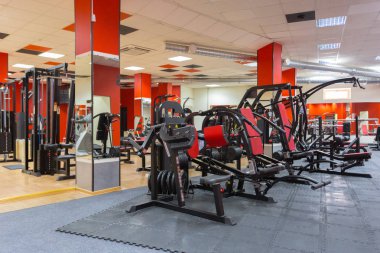 Modern spor salonunda aletleri