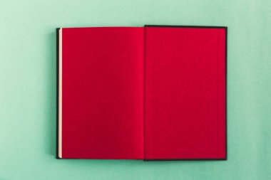 Masanın üzerinde kitaplar olan kompozisyon