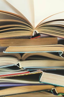 Tablo, okuma ve eğitim kavramı kitapları ile kompozisyon 