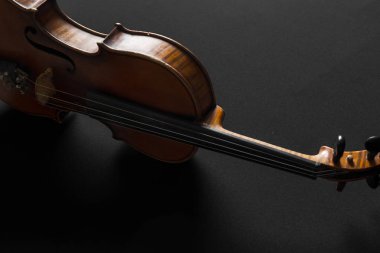 Siyah arka plan üzerine eski kahverengi keman