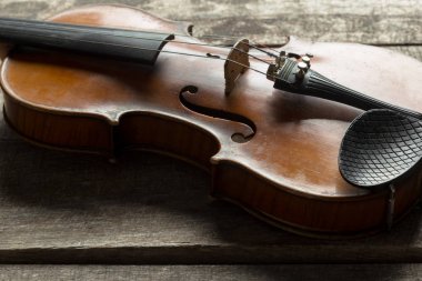 Ahşap masa, keman görünümü kapatın