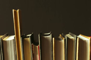 Eski ahşap masanın üzerine kitaplar kapat