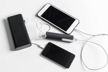 Tablo arka plan üzerinde akıllı telefonlar ile güç şarj banka
