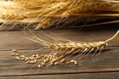 ahşap masa kulaklara buğday