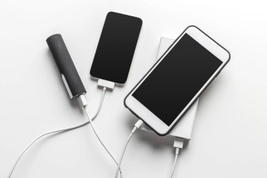 Tablo arka plan üzerinde akıllı telefonlar ile güç şarj banka