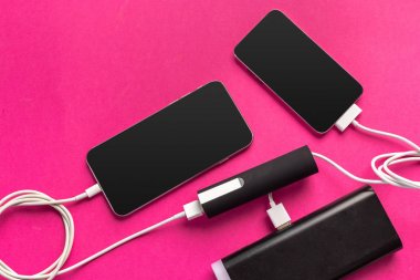 Tablo arka plan üzerinde akıllı telefonlar ile güç şarj banka