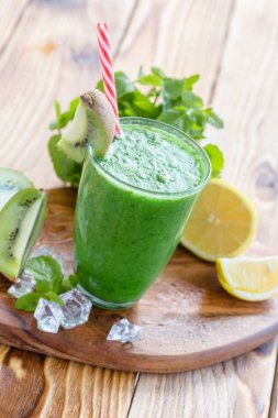 meyve ve sebze yeşil smoothie ahşap tablo