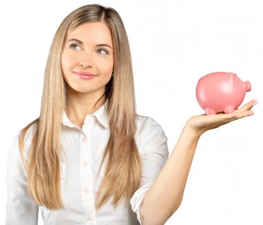 Mutlu genç kadın üzerinde beyaz izole bir para kutusu