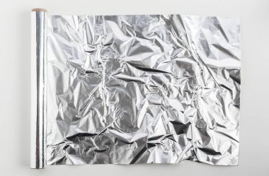 Beyaz arka plan üzerinde izole alüminyum folyo rulo