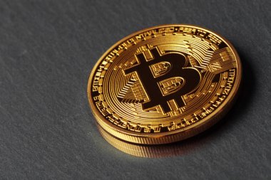 Koyu arkaplanda bitcoin