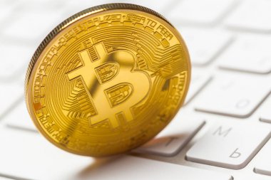 Bitcoin altın sikke üzerinde klavye, kripto para kavramı