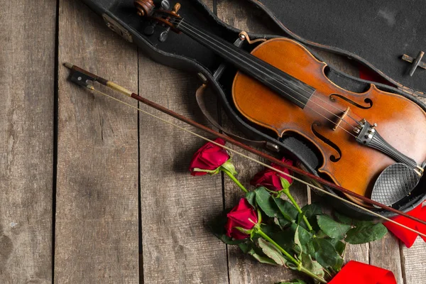 Hermosas Rosas Rojas Violín Sobre Fondo Madera —  Fotos de Stock