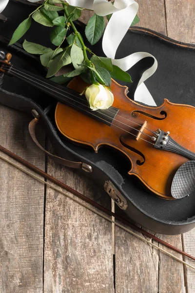 Bellissimo Violino Con Rosa Sfondo Legno — Foto Stock