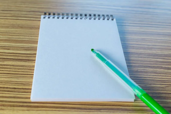 Cuaderno Bocetos Blanco Pluma Sobre Una Mesa — Foto de Stock