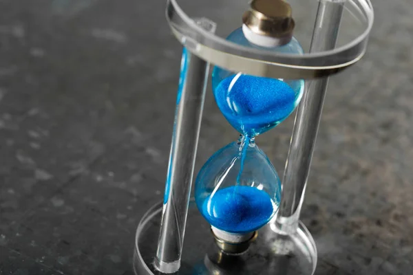 Die Zeit Vergeht Blaue Sanduhr Aus Nächster Nähe — Stockfoto