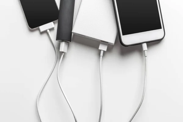 Smartphones Charging Power Bank Table Background — Stock Photo, Image