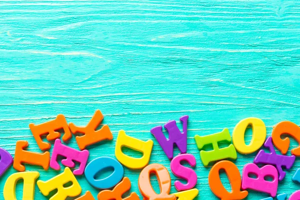 Múltiplas Letras Coloridas Mesa Madeira Turquesa — Fotografia de Stock