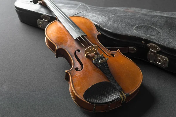 黑色背景的老褐色小提琴 — 图库照片