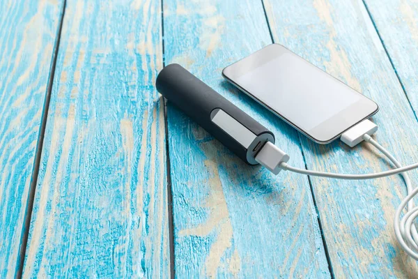 Smartphone Laddar Med Powerbank Tabellbakgrund — Stockfoto