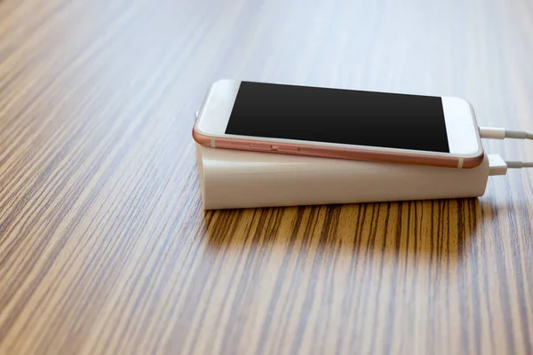 Powerbank Cellphone Houten Tafel Moderne Gadgets Achtergrond — Stockfoto