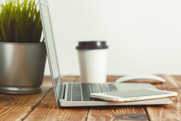 Büroschreibtisch Mit Laptop Smartphone Und Business Office Hintergrund — Stockfoto