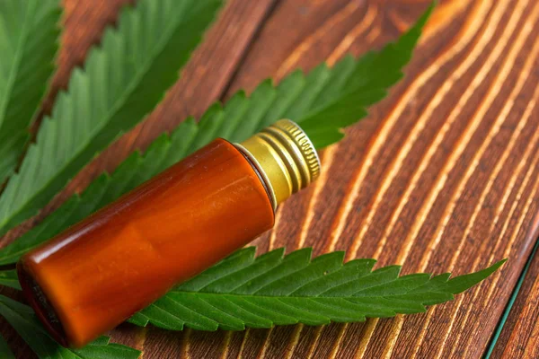 Hojas Cannabis Aceite Sobre Fondo Madera — Foto de Stock