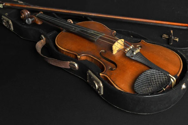 Velho Violino Marrom Fundo Preto — Fotografia de Stock