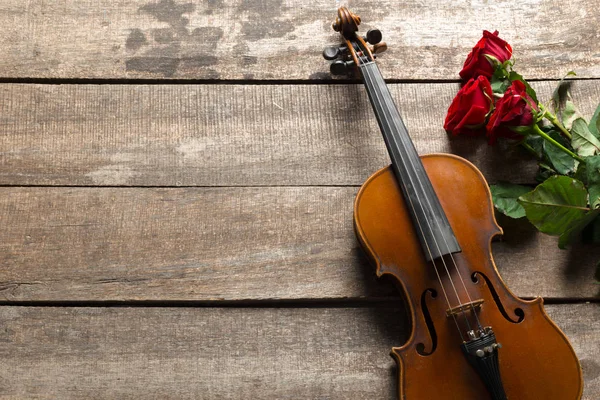 Hermosas Rosas Rojas Violín Sobre Fondo Madera —  Fotos de Stock