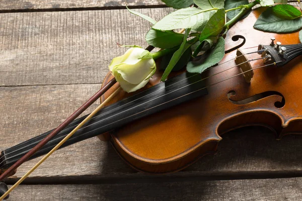 Bellissimo Violino Con Rosa Sfondo Legno — Foto Stock