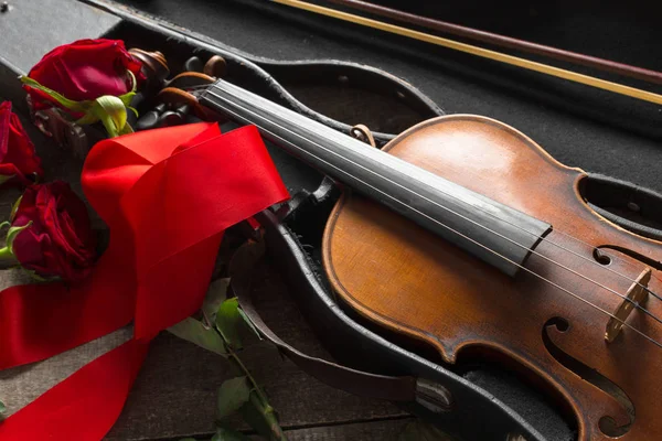 Bellissime Rose Rosse Violino Sfondo Legno — Foto Stock