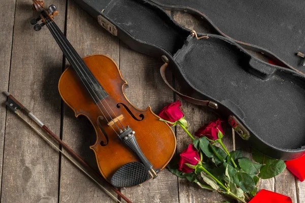 Hermosas Rosas Rojas Violín Sobre Fondo Madera —  Fotos de Stock