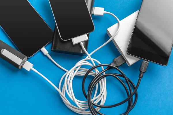 Smartphones Laddar Med Power Bank Tabellbakgrund — Stockfoto