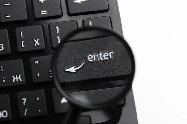 Lupe Auf Schwarzer Tastatur — Stockfoto