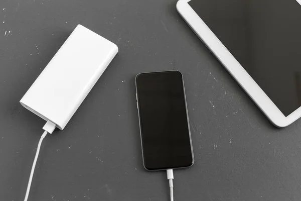 Smartphone Laddning Med Power Bank — Stockfoto