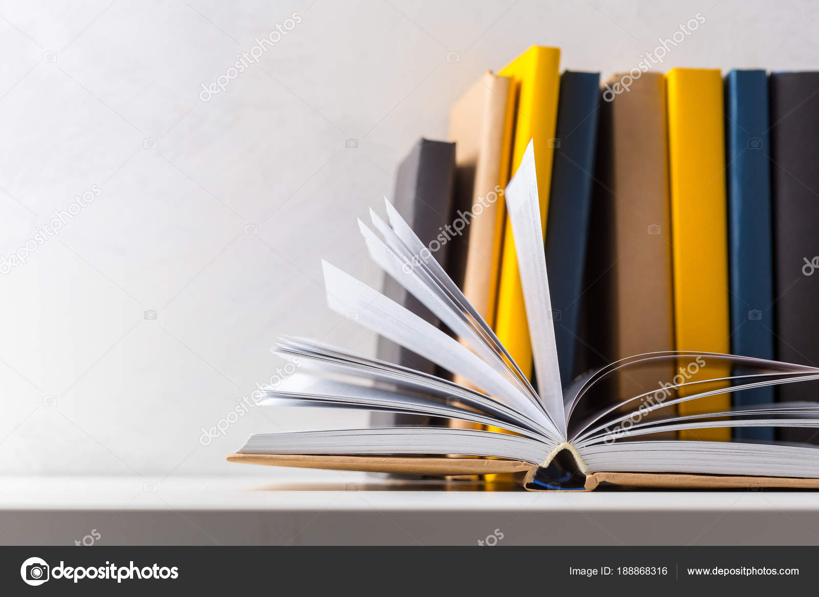 Pile Livres Poche Sur Une Table Image Libre De Droit Par Fotofabrika C Pile Livres Poche Sur Une Table Image Libre De Droit Par Fotofabrika C