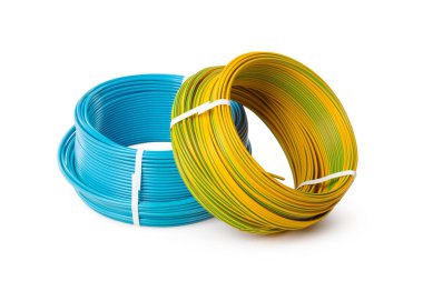 Beyaz arka plan üzerinde izole elektrik kabloları, enerji ve teknoloji donatımı