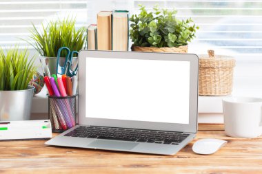 Çalışma alanı. ahşap masa laptop boş ekran.