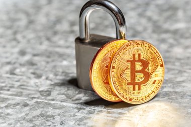 Altın bitcoin ve asma kilit, kripto para kavramı
