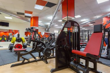 Modern spor salonunda aletleri