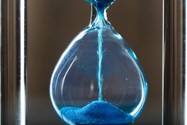 Zaman geçiyor. Mavi kum saati kapat