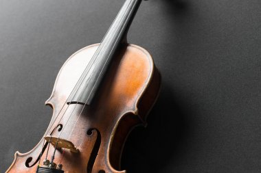 Siyah arka plan üzerine eski kahverengi keman