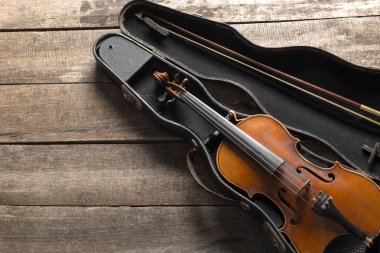 Ahşap masa, keman görünümü kapatın