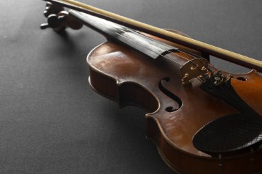 Siyah arka plan üzerine eski kahverengi keman