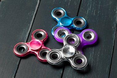 el spinner stres giderici oyuncak ahşap arka plan üzerinde kıpır