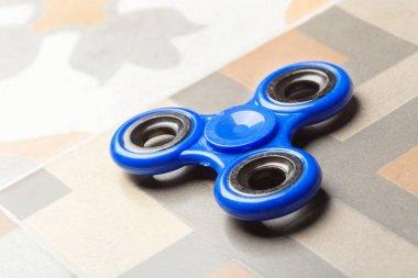 Spinner stres giderici oyuncak taş zemin üzerine kıpır