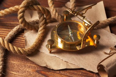 Pusula ve ahşap masa, yakın çekim halat.