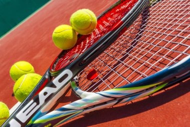 Tenis topları ve raketleri çim sahada