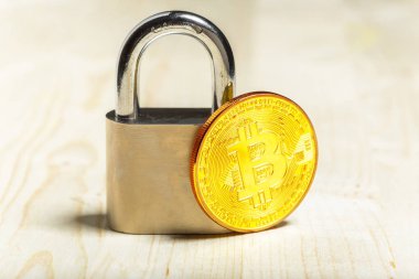 Altın bitcoin ve asma kilit, kripto para kavramı