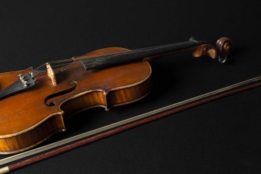 Siyah arka plan üzerine eski kahverengi keman